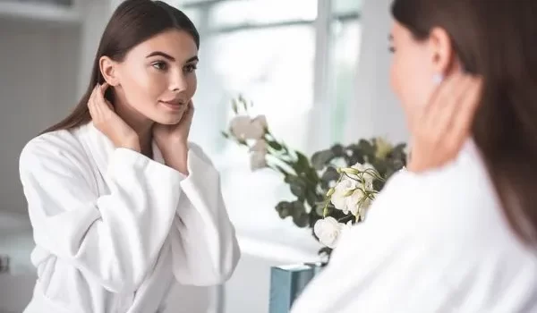 خانمی در حال بازبینی پوست خود