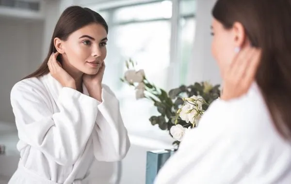 خانمی در حال بازبینی پوست خود