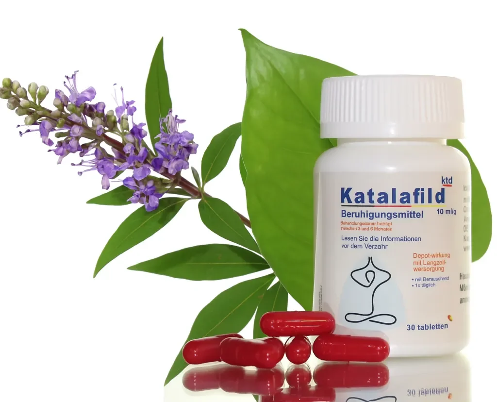 تصویر قرص کاتالافیلد در کنار شاخهای از گیاه پنجانگشت با گلهای بنفش و برگهای سبز، نشاندهنده ترکیب طبیعی برای کاهش میل جنسی