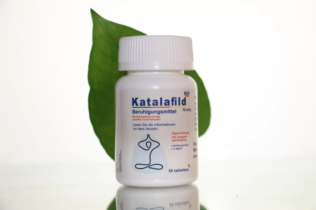 کاتالافیلد 10 میلی گرم با یک برگ پشت قوطی آن نشان دهنده گیاهی بودن محصول