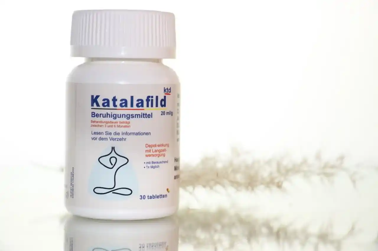 قرص کاتالافیلد روی یک سطح شیشه ای با یک گیاه پشت سر محصول