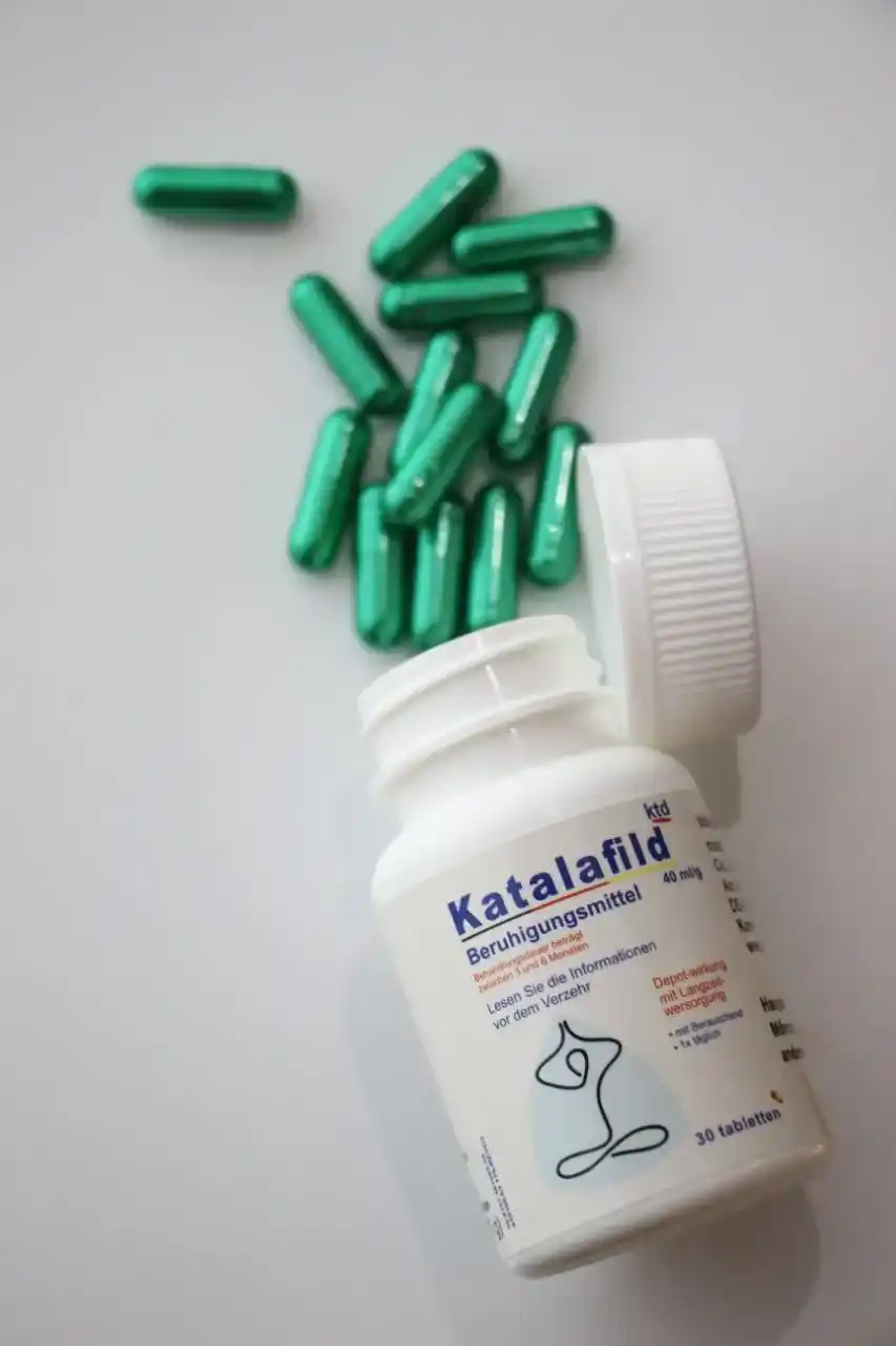 دوز 40 میلی گرم کاتالافیلد با درب باز شده و کپسول های سبز رنگ